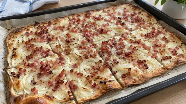 Tradičný alsaský cibuľový koláč Flammkuchen