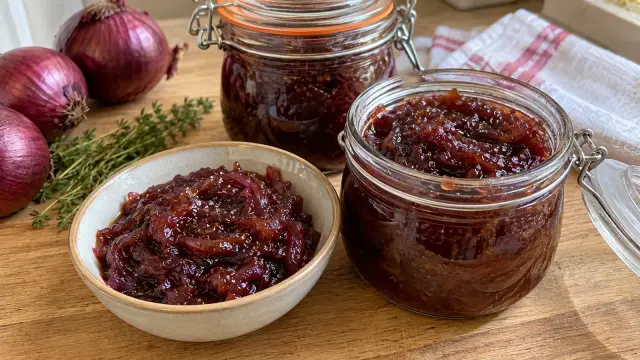Domáce cibuľové chutney z červenej cibule