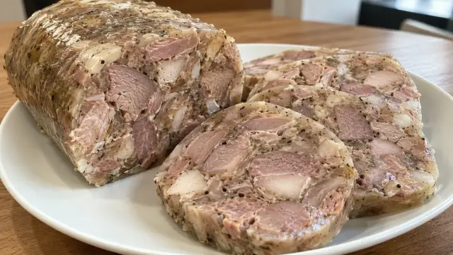 Tradičná domáca bravčová tlačenka z kolena, pliecka, jazyka a koží s cesnakom a majoránom