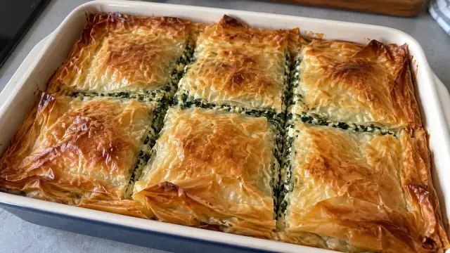 Grécky špenátový koláč z filo cesta so syrom feta a kôprom (Spanakopita)