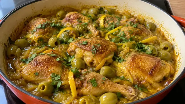 Marocké kuracie Tagine so zelenými olivami, citrónom a šafranom