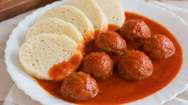 Mäsové guľky s ryžou v paradajkovej omáčke
