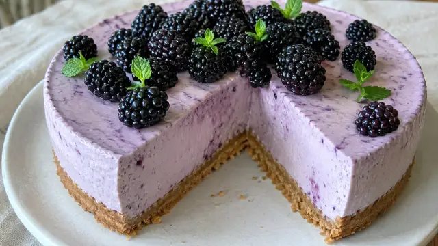 Svieži nepečený černicový cheesecake