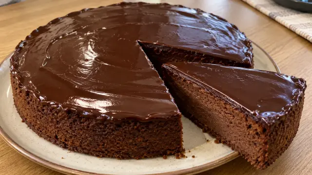 Pečená gaštanovo-čokoládová torta bez múky s rumom a čokoládovou ganache