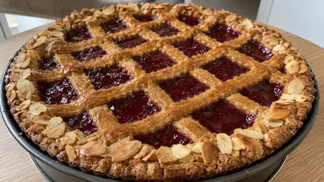 Tradičná rakúska linecká torta s lieskovcami a ríbezľovým džemom (Linzer Torte)
