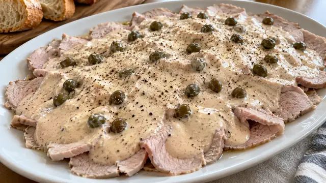 Tradičné talianske teľacie plátky v tuniakovo-kaparovej omáčke (Vitello Tonnato)