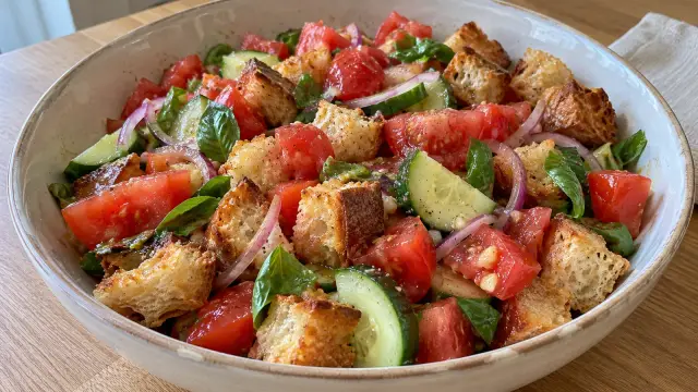 Tradičný toskánsky chlebový šalát s paradajkami, uhorkou a bazalkou (Panzanella)