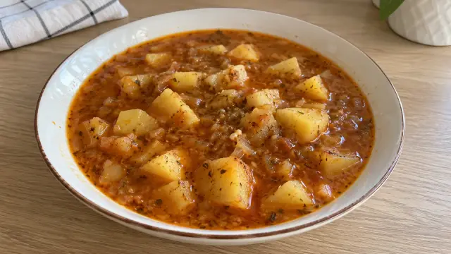 Tradičný slepý guláš so zemiakmi