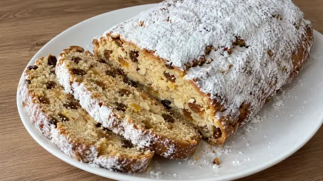 Tradičná vianočná tvarohová štóla s hrozienkami v rume, mandľami a maslovou kôrkou